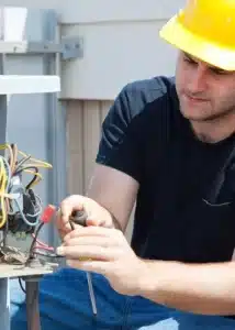 Técnico revisando sistema interno de aire acondicionado en un local de restaurante