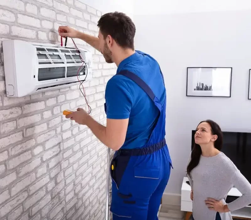 Técnico midiendo ciclo de temperatura en un aire acondicionado split daikin